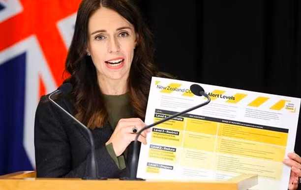 Nữ Thủ tướng New Zealand Jacinda Ardern thông báo về kế hoạch phản ứng với đại dịch COVID-19 gồm 4 cấp độ, trong đó phong tỏa toàn quốc là cấp độ thứ 4. Ảnh: ABC News