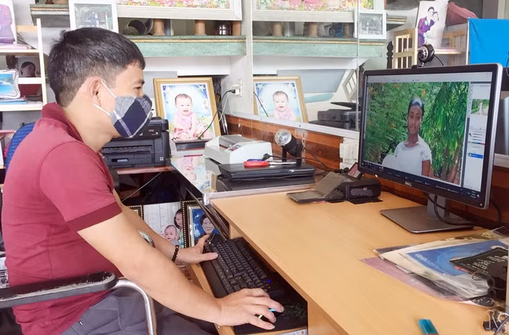 Anh Trần Mạnh Hà ở khu Trạo Hà, phường Đức Chính (TX Đông Triều) miệt mài với công việc của mình.