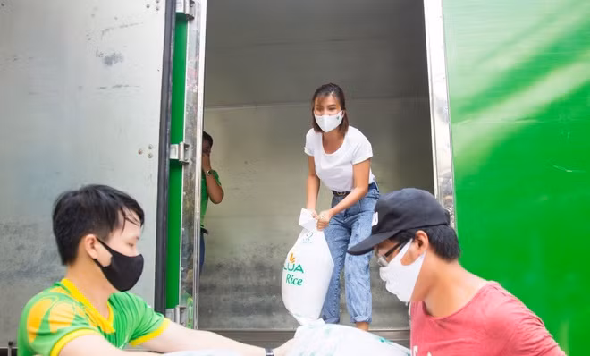Kim Tuyến chuyển gạo từ xe vào kho cây ATM.