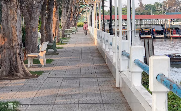 Bến Ninh Kiều vắng lặng trong một ngày giữa tháng 4.