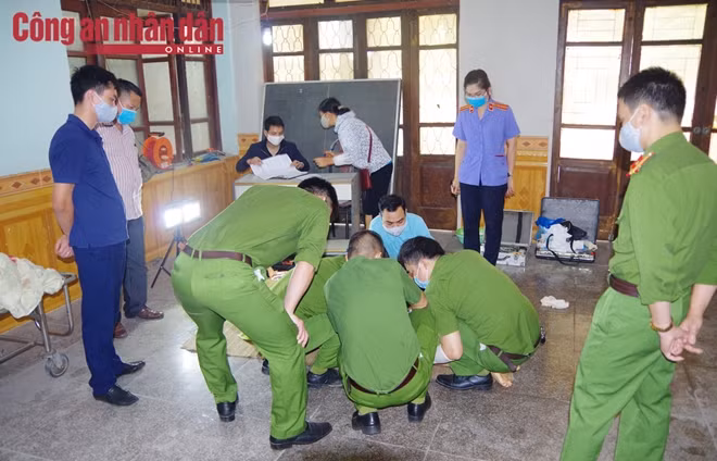 Cơ quan CSĐT đang khám nghiệm hiện trường vụ án.