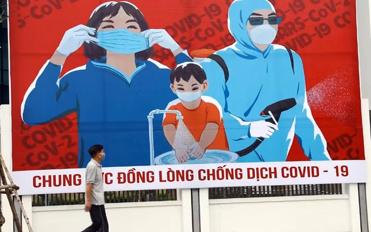 Áp phích tuyên truyền chống dịch bệnh Covid-19 ở Hà Nội. Ảnh: TTXVN.