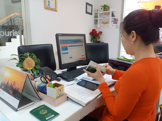 Thị trường du lịch không hoạt động nhưng một số bộ phận của các công ty vẫn phải làm việc để xử lý những vấn đề liên quan. Trong ảnh là nhân viên TST Tourist đang xử lý visa, vé máy bay cho khách vào tháng 3. Ảnh: Nguyễn Nam.