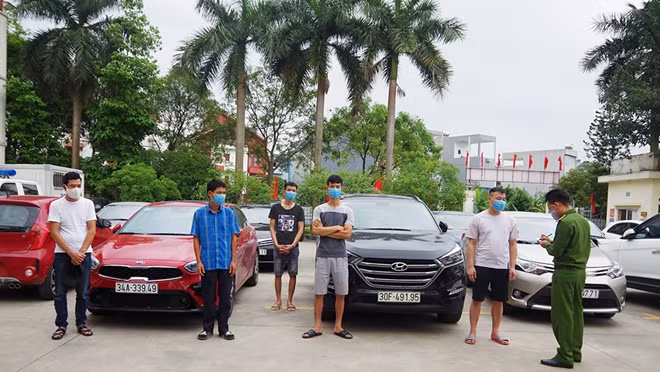 Các đối tượng và tang vật bị thu giữ.