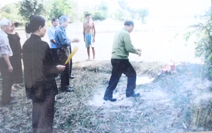 Ông Lê Long Triệu trong một lần trở lại chiến trường xưa để tìm hài cốt đồng đội. Ảnh do nhân vật cung cấp.
