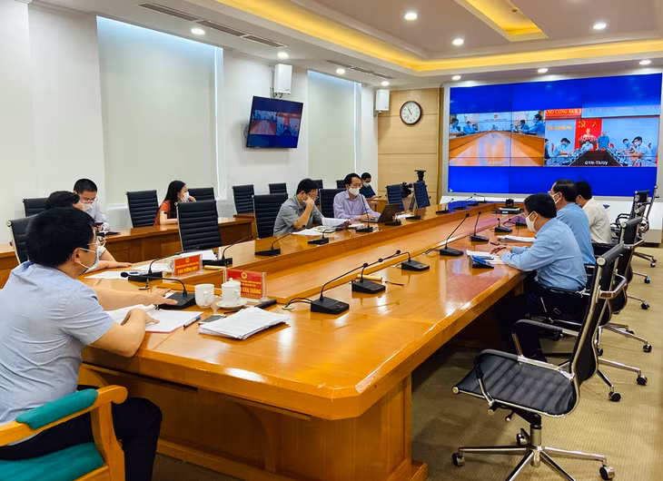 UBND tỉnh họp trực tuyến với UBND thị xã Quảng Yên để nghe báo cáo tiến độ cũng như những vướng mắc khó khăn liên quan đến dự án.
