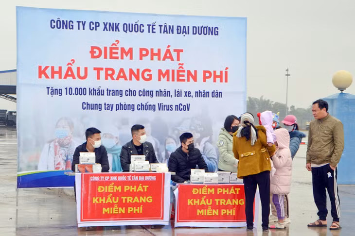 Công ty CP Xuất nhập khẩu quốc tế Tân Đại Dương đã tổ chức trao tặng khẩu trang cho công dân. Ảnh: Thu Hằng (Trung tâm TT-VH Móng Cái)