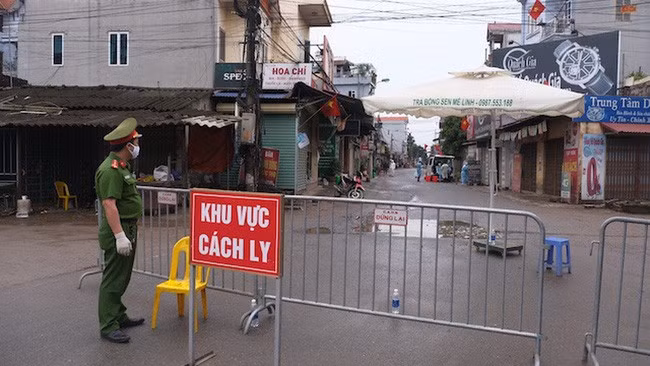 Do dịch bệnh nên nhiều cơ sở kinh doanh, doanh nghiệp phải đóng cửa, khiến phần lớn người lao động buộc phải giảm giờ làm, bị giảm lương hay thôi việc