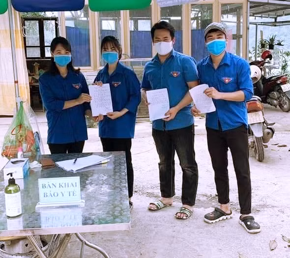ĐVTN xã Vạn Yên (huyện Vân Đồn) nộp đơn tham gia tình nguyện phòng chống dịch trên địa bàn