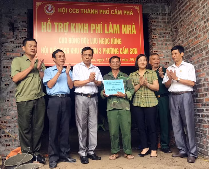 Hội CCB TP Cẩm Phả trao hỗ trợ kinh phí xây nhà ở cho hội viên tại phường Cẩm Sơn (Ảnh: Lê Nam).