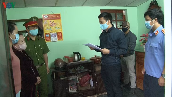  Lực lượng chức năng đọc lệnh khám xét nơi ở của bà Thu.