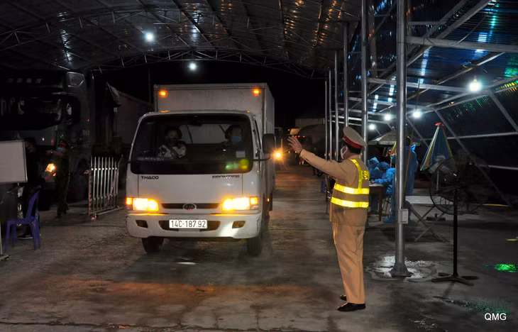 Công an TX Đông Triều huy động lực lượng đảm bảo hoạt động kiểm soát tại chốt vừa chặt chẽ, vừa thông suốt.