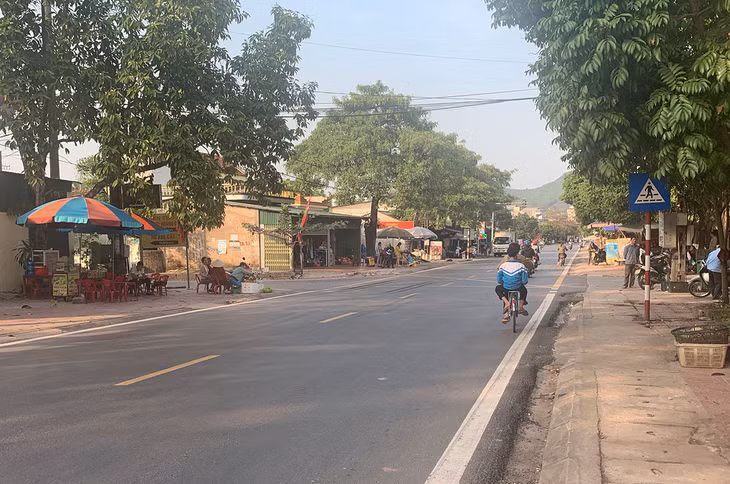 Nhiều hàng quán bày bán lấn chiếm vỉa hè, lòng đường tại ở Km198+700 đi qua xã Hải Lạng