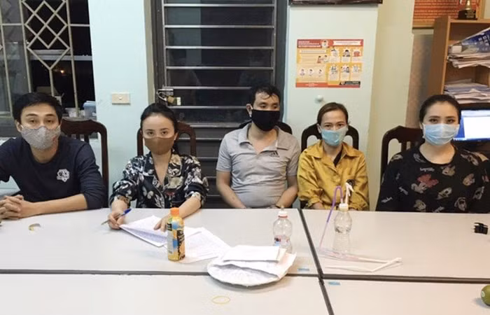  Nhóm người sử dụng ma túy cùng tang vật tại cơ quan công an. (Ảnh: Công an cung cấp)