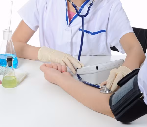 Kiểm tra huyết áp trước và sau khi ăn để phát hiện tình trạng hạ huyết áp.