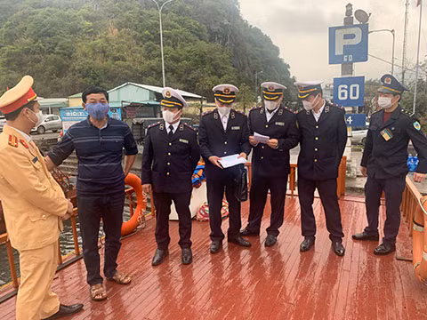 Lực lượng chức năng kiểm tra hành chính phương tiện vận chuyển hành khách tại bến Vũng Đục (TP Cẩm Phả) 