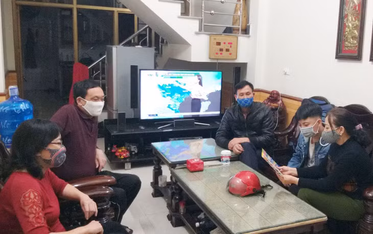 Bà Nguyễn Thị Thanh Tươi đi tuyên truyền và vận động người dân đóng góp kinh phí hỗ trợ cho việc phòng chống dịch Covid-19