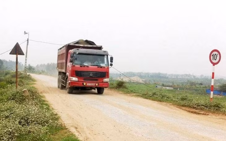 Hà Nội xử phạt hai xe chở quá tải trong ngày đầu nới lỏng cách ly - Ảnh minh họa.