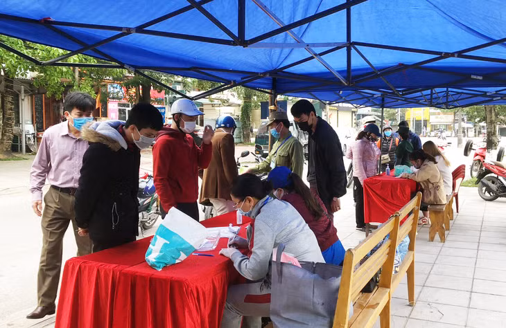  Tổ công tác kiểm soát công dân ra/vào tại TP Móng Cái có sự tham gia của thành viên Hội Nông dân thành phố.