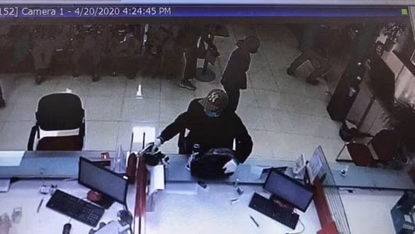 Nghi phạm bịt mặt, mặc quần áo màu đen xông vào cướp ngân hàng nhưng bất thành - Ảnh từ camera an ninh (báo Tuổi trẻ).