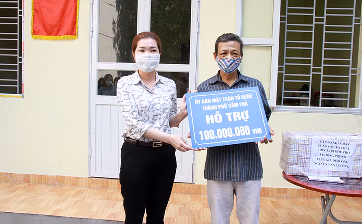 Lãnh đạo UBMTTQ thành phố Cẩm Phả trao tiền hỗ trợ cho ông Nguyễn Văn Trường