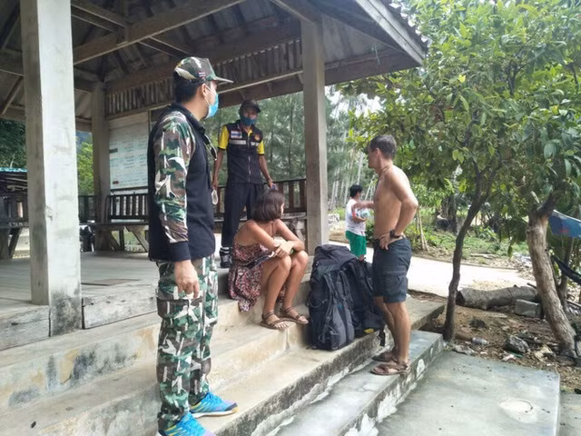 Cả hai hiện được đưa tới một khách sạn ở miễn phí dành cho những du khách nước ngoài bị mắc kẹt