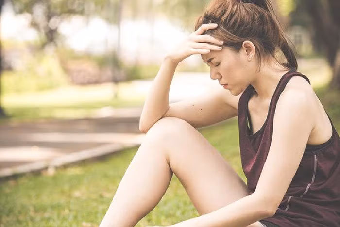 Uống nhiều nước cũng gây đau đầu.