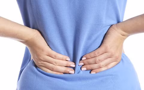 Đau vùng lưng dưới là biểu hiện của thoái hóa đốt sống thắt lưng (ảnh minh hoạ)