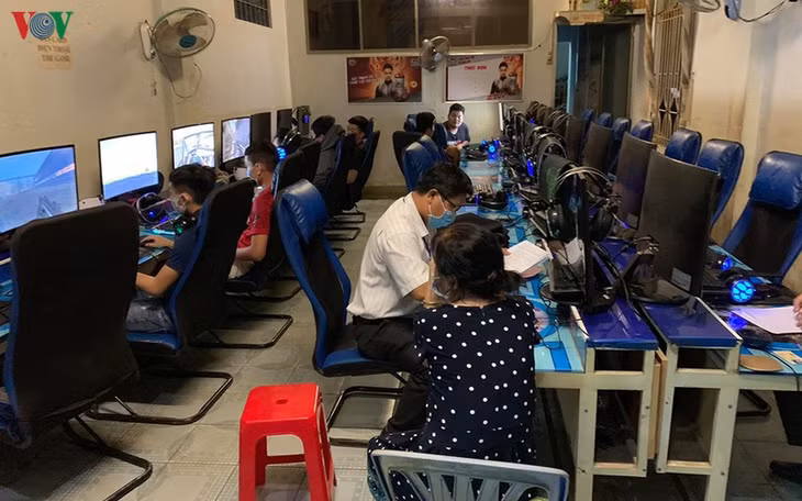 Tại thời điểm kiểm tra có nhiều thanh, thiếu niên không đeo khẩu trang và đang chơi game tại cửa hàng Internet Châu Vinh.