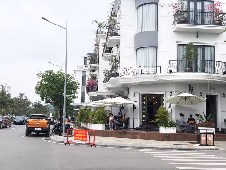 Các quán dịch vụ giải khát vào ngày cuối tuần đông hơn hẳn so với ngày thường.
