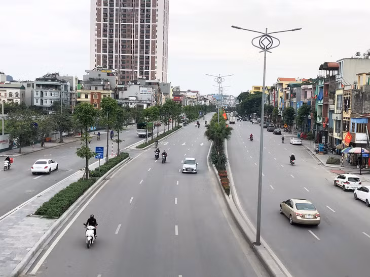 Ngày cuối tuần tại dọc các tuyến đường lượng xe cộ lưu thông khá thưa thớt (tuyến đường Nguyễn Văn Cừ).