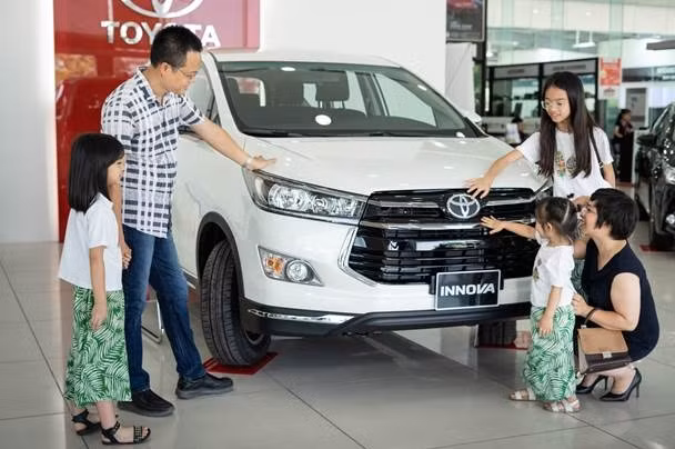 Khách xem Innova tại showroom.