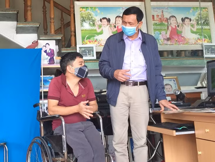 Ông Lãnh Thế Vinh, Chủ tịch Hội Bảo trợ NKT-TMC tỉnh hỏi thăm động viên anh Trần Mạnh Hà.