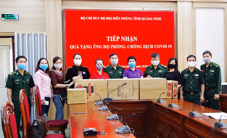 Lãnh đạo BĐBP tỉnh tiếp nhận vật tư phục vụ phòng dịch do Hội đồng niên 1970 Hà Nội - Hạ Long trao tặng. 