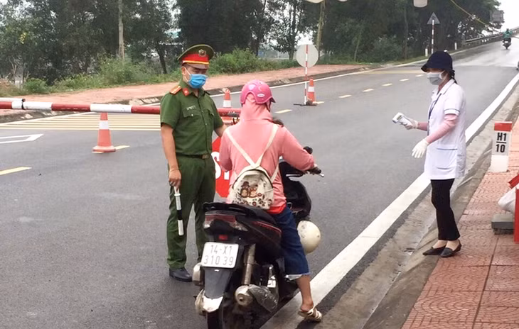 Tất cả người đi qua chốt kiểm dịch đều được đo thân nhiệt đầy đủ.