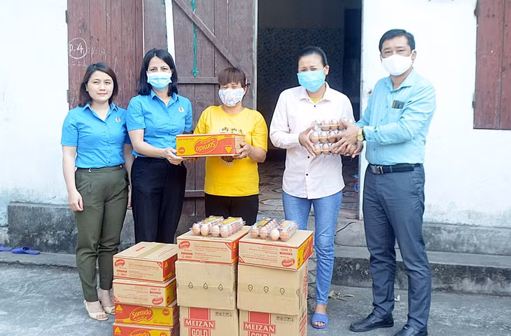 Đại diện lãnh đạo LĐLĐ TP Hạ Long trao cho CNLĐ ở trọ tại tổ 1, Khu 10, phường Bãi Cháy (TP Hạ Long),