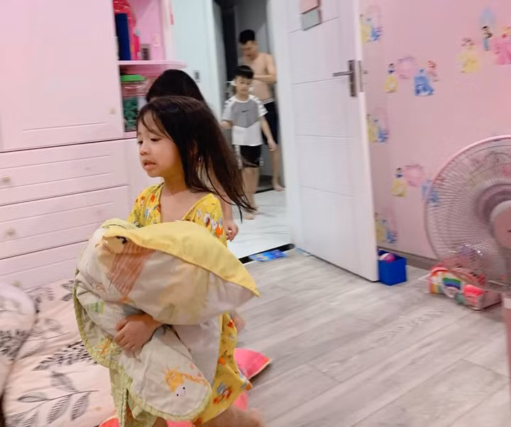 Các con Ốc Thanh Vân ôm chăn gối chạy loạn trong đêm.