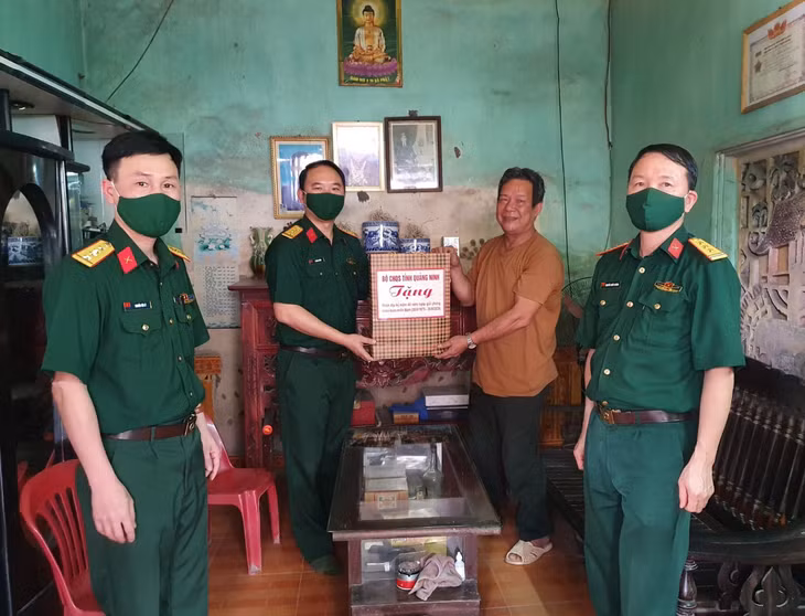Thượng tá Lê Hồng Thắng, Phó Chính ủy Bộ CHQS tỉnh, thăm, tặng quà gia đình thương binh Ngô Văn Rịm, xã Hoàng Quế, TX Đông Triều.
