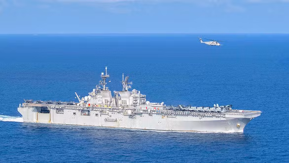 Trực thăng CH-53E Super Stallio cất cánh từ tàu tấn công đổ bộ USS America ngày 18-4 - Ảnh: Hải quân Mỹ
