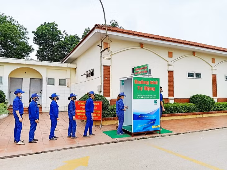 Khử khuẩn Covid-19 cho người lao động trước khi vào ca tại Công ty Cổ phần Gốm Đất Việt.