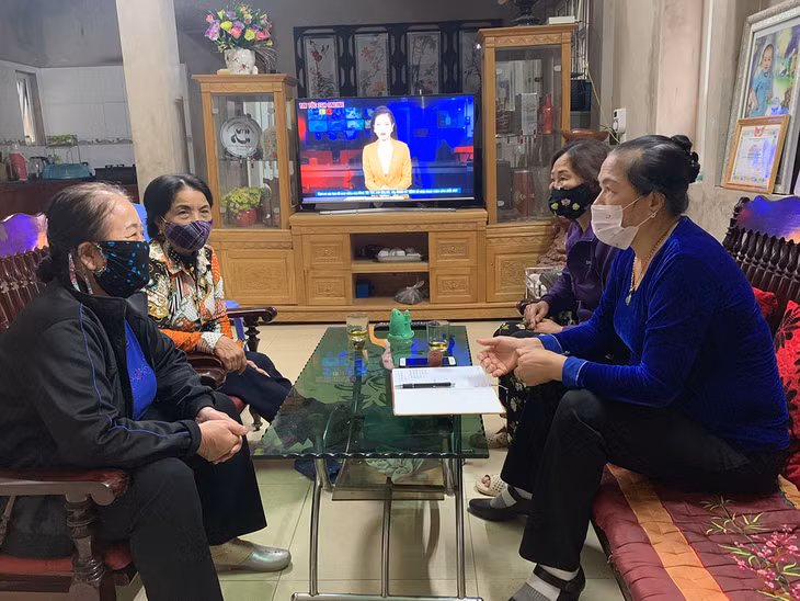 Bà Lê Thị Phương (ngoài cùng bên phải) đang trao đổi với các Đảng viên trong Chi bộ về việc tuyên truyền phòng chống dịch Covid-19