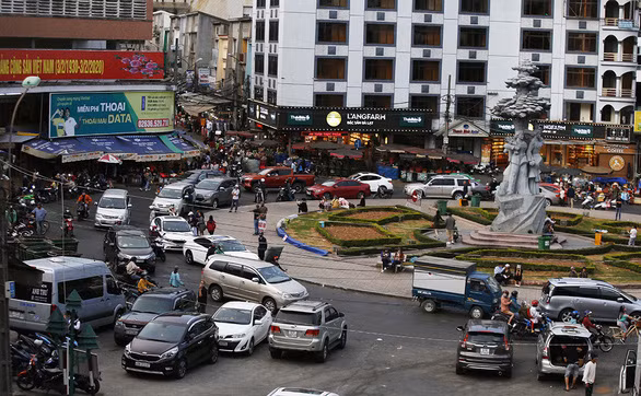 Ùn ứ ở khu vực chợ Đà Lạt do du khách đến đông - Ảnh: M.VINH