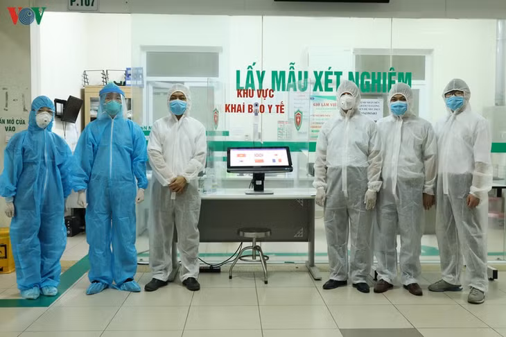 Đại diện Viện Ứng dụng Công nghệ, Bộ Khoa học và Công nghệ bàn giao “Giải pháp sàng lọc không tiếp xúc” cho Bệnh viện Nhiệt đới Trung ương cơ sở 2 (Đông Anh, Hà Nội).