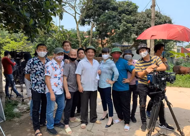 Ekip làm phim “Những ngày không quên“. Ảnh: VFC