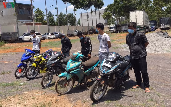  Các đối tượng đua xe bị bắt cùng tang vật.