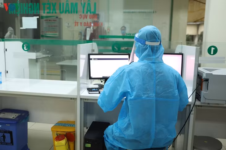 Nhân viên y tế hoàn toàn có thể ngồi tại phòng có vách ngăn mà vẫn hướng dẫn được bệnh nhân khai báo.