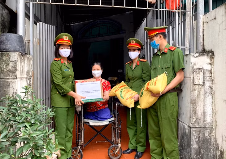 Trại tạm giam Công an tỉnh Quảng Ninh đã tổ chức tặng quà cho các gia đình có hoàn cảnh đặc biệt khó khăn, bị ảnh hưởng trực tiếp bởi dịch bệnh Covid-19 trên địa bàn TP Hạ Long