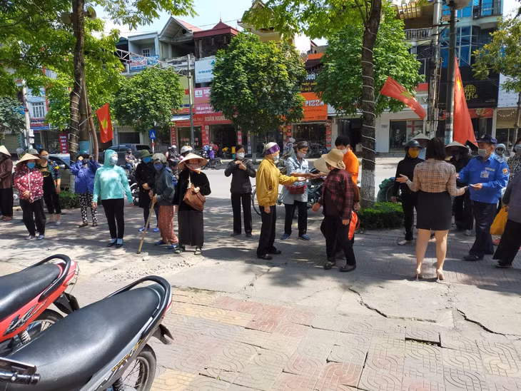 CBNV SHB Quảng Ninh yêu cầu người dân đến nhận quà nghiêm túc đeo khẩu trang và xếp hàng đứng cách xa nhau 2m.