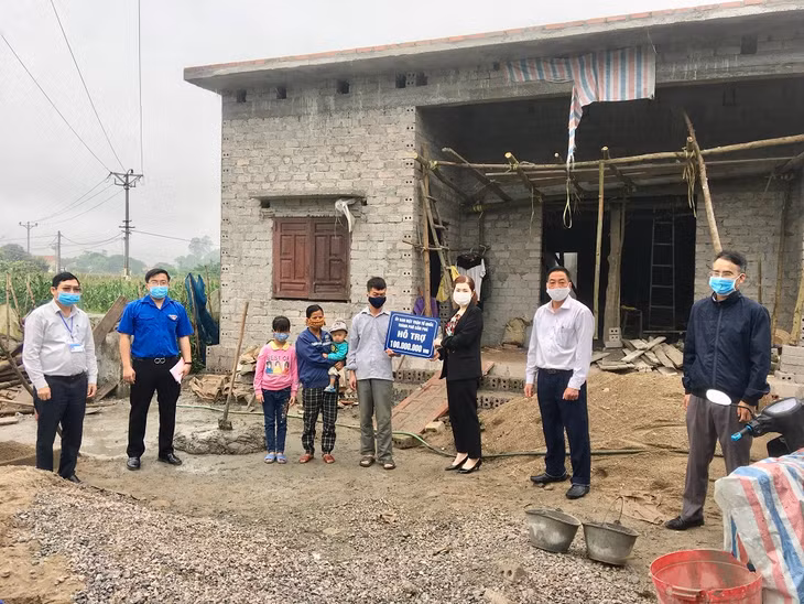 UB MTTQ thành phố trao hỗ trợ 100 triệu đồng cho gia đình hộ cận nghèo Hà Văn Hưng tại thôn Lạch Cát, xã Cộng Hòa.