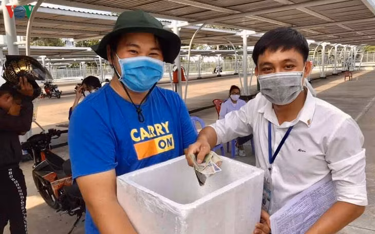  Lực lượng tình nguyện quyên góp tiền hỗ trợ lái xe ôm